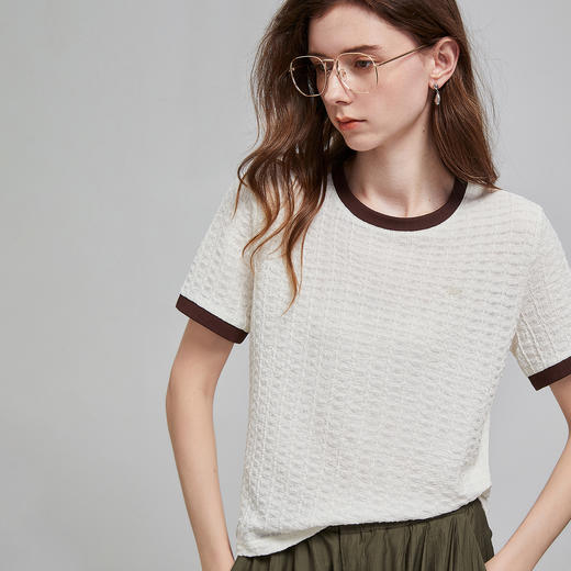 初语浮雕肌理短袖T恤女泡泡褶新款撞色圆领别致上衣8621803 商品图1