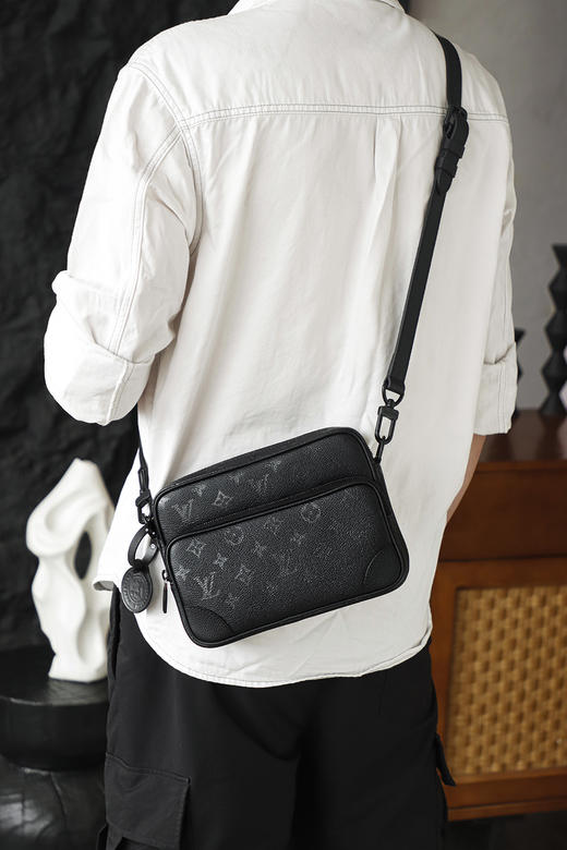 驴家 Nil斜挎包邮差包午夜黑是男士通勤包 商品图6