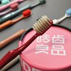 💰29.9到手12支~ 【皓齿良品月抛牙刷】✅加宽刷头设计，清洁面积更大，效率up ✅超纤极细刷毛，贴合口腔缝隙，清洁度up🪥单独配备刷套，保持干净卫生，便携度up 商品缩略图2