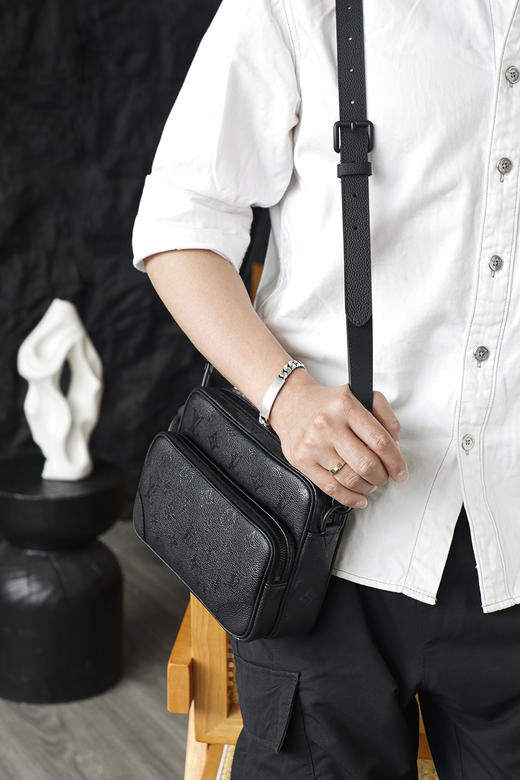 驴家 Nil斜挎包邮差包午夜黑是男士通勤包 商品图1