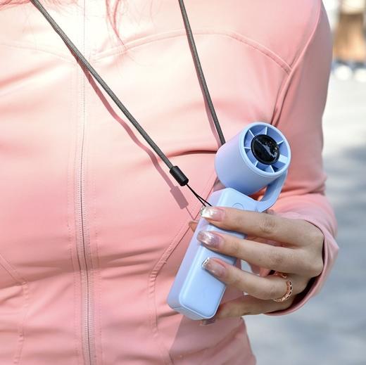 5档风速自由调节☀️夏日刚需❗️便携又能打👉【艾酷力口袋手持风扇PF04】手持/桌立/挂脖三合一🧊解决所有吹风尴尬  ✅超小机身，口袋、包包随便塞 商品图0