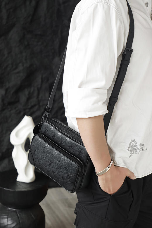 驴家 Nil斜挎包邮差包午夜黑是男士通勤包 商品图4