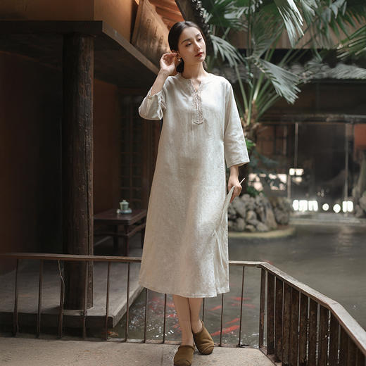 【春夏女装丨女款棉麻服饰系列】面料舒适干爽不易粘身，款式设计兼具休闲感与轻复古风，上身简洁利落，轻松打造慵懒文艺范 商品图5