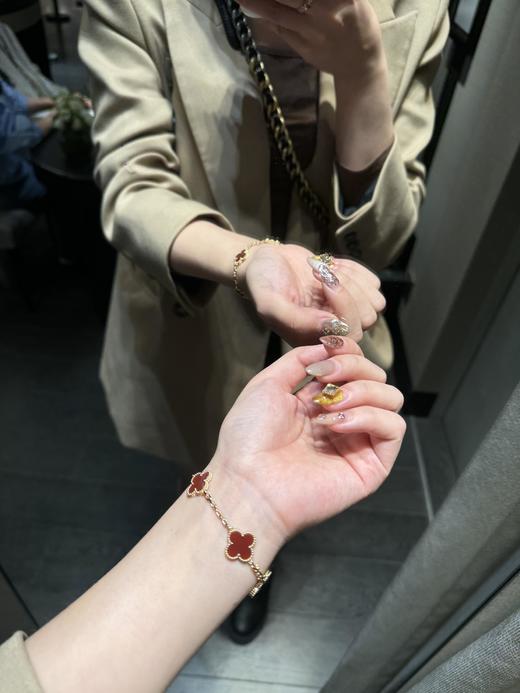 V金版【Z品定制级 1:1钢印 】VCA 梵克雅宝红玉髓五花手链 ​​​​ 公认的显白利器 让手腕看起来更白皙娇嫩，​​ 在“ 五花玄学 ”里，红玉髓象征着提升人缘和桃花运，能让你在人群中更受欢迎~ 商品图3