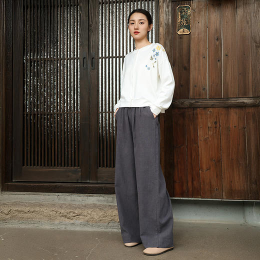 【春夏女装丨女款棉麻服饰系列】面料舒适干爽不易粘身，款式设计兼具休闲感与轻复古风，上身简洁利落，轻松打造慵懒文艺范 商品图6