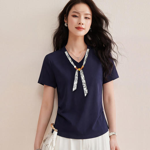 「自」全新升级【铂金会员128/天猫169/差价41】(02333)洛诗琳气质V领丝巾短袖上衣女2026夏季新款扭褶收腰显瘦T恤 商品图1