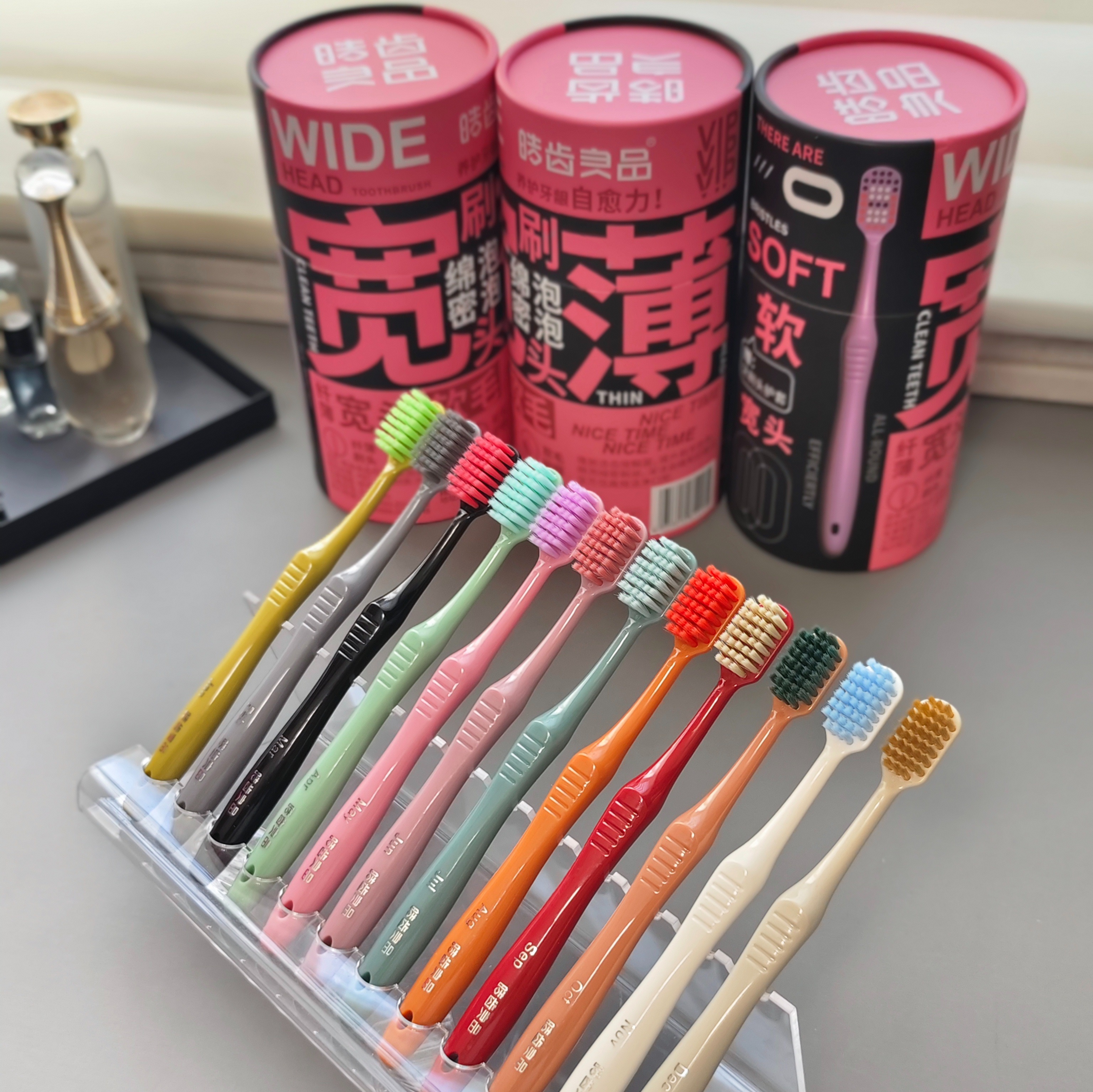 💰29.9到手12支~ 【皓齿良品月抛牙刷】✅加宽刷头设计，清洁面积更大，效率up ✅超纤极细刷毛，贴合口腔缝隙，清洁度up🪥单独配备刷套，保持干净卫生，便携度up