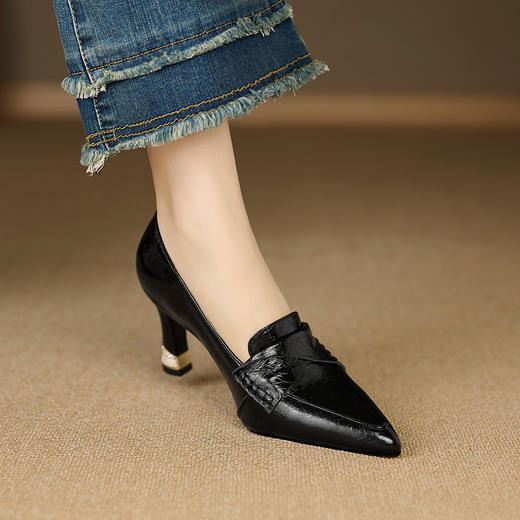 【预售5天】法式优雅气质尖头高跟鞋女春季小皮鞋新款浅口水钻粗跟单鞋RS&7077 商品图1