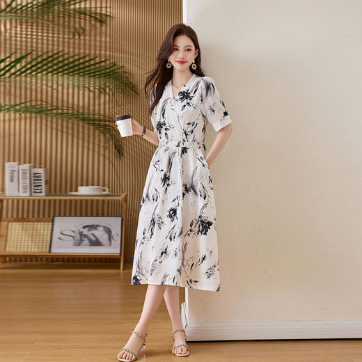 「自」全新升级【铂金会员257/天猫339/差价82】(01233)洛诗琳法式水墨印花连衣裙女2026新款气质V领收腰显瘦茶歇裙 商品图1