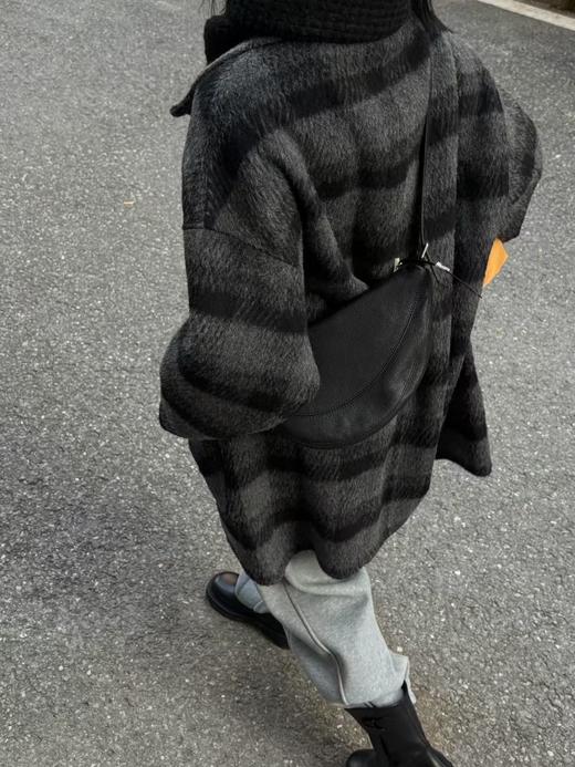 【门店同款】ENJOY冬季黑格牛角扣长款大衣 167449168 商品图3