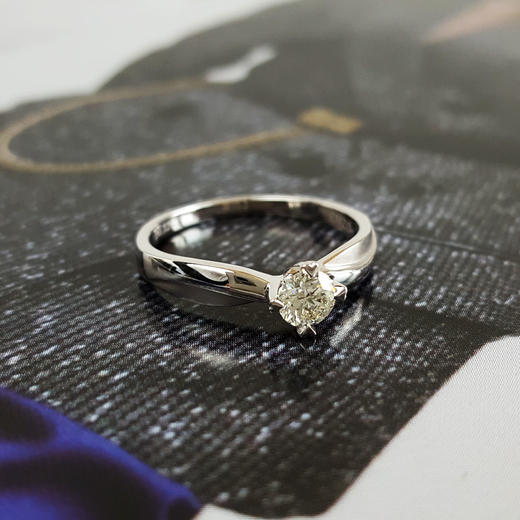 ENZO周大福 AU750白金时尚简约四爪款0.32克拉钻石戒指 14号（戒圈可改）180326TJ02 商品图3