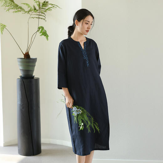 【春夏女装丨女款棉麻服饰系列】面料舒适干爽不易粘身，款式设计兼具休闲感与轻复古风，上身简洁利落，轻松打造慵懒文艺范 商品图3