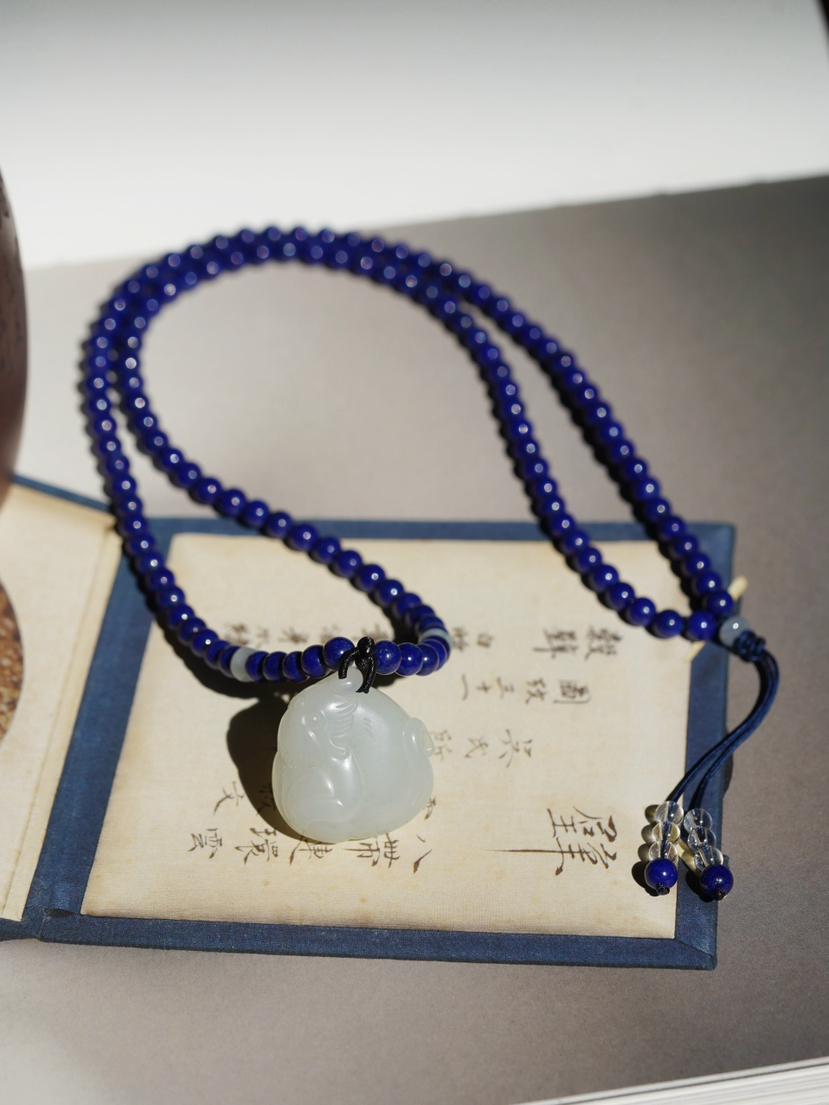 和田玉灵猴吊坠