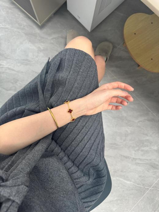 V金版【Z品定制级 1:1钢印 】VCA 梵克雅宝红玉髓五花手链 ​​​​ 公认的显白利器 让手腕看起来更白皙娇嫩，​​ 在“ 五花玄学 ”里，红玉髓象征着提升人缘和桃花运，能让你在人群中更受欢迎~ 商品图2