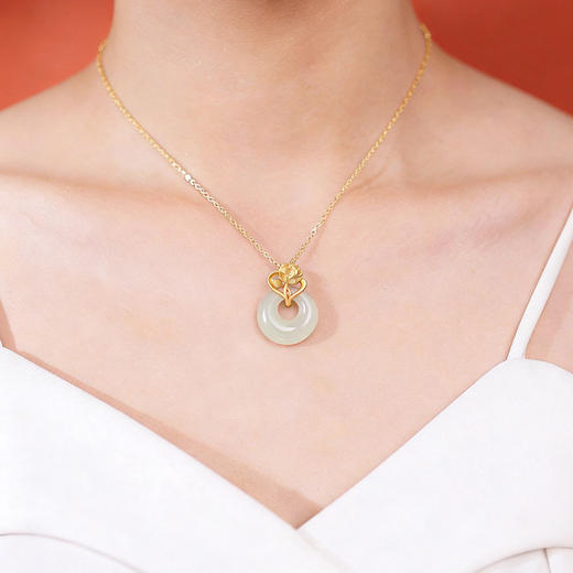 【母亲节送妈妈礼物】六鑫珠宝 馨想事成新中式和田玉吊坠 s925银 ，甄选温润细腻的和田玉，搭配亲肤不过敏的S925银，平安扣寓意平安顺遂，承载母爱的温柔守护。 商品图3