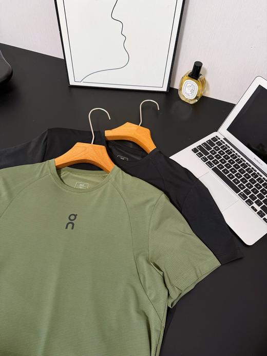 点此购买 On昂跑Trek夏季男士训练款运动短袖T恤 bk 344747 商品图8