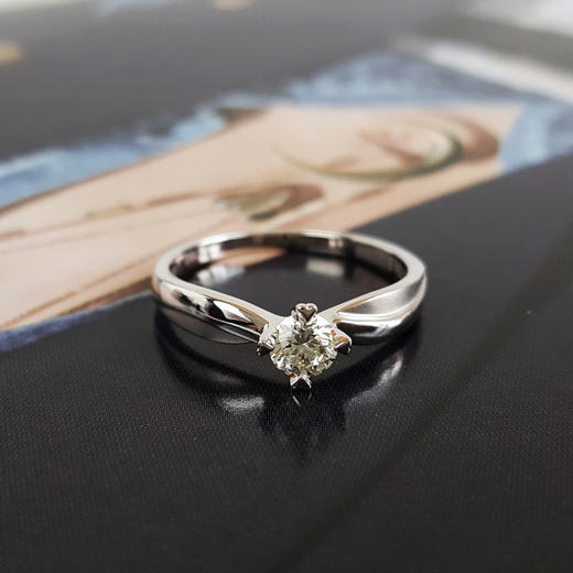 ENZO周大福 AU750白金时尚简约四爪款0.32克拉钻石戒指 14号（戒圈可改）180326TJ02 商品图6