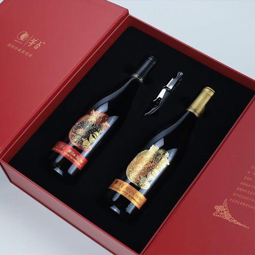 茅台红酒国粹双支礼盒优势现货，每箱4盒，每盒750ml×2瓶礼盒装配礼袋，整箱8瓶优势现货。 商品图1