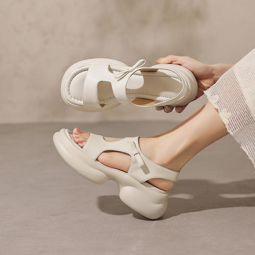 【预售5天】轻便舒适厚底露趾凉鞋真皮软羊皮后拌带女鞋粗高跟减龄沙滩鞋CFE&C6629 商品图4