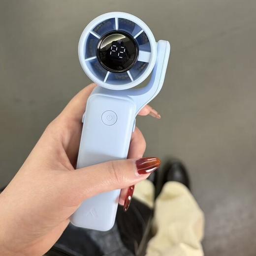 5档风速自由调节☀️夏日刚需❗️便携又能打👉【艾酷力口袋手持风扇PF04】手持/桌立/挂脖三合一🧊解决所有吹风尴尬  ✅超小机身，口袋、包包随便塞 商品图2
