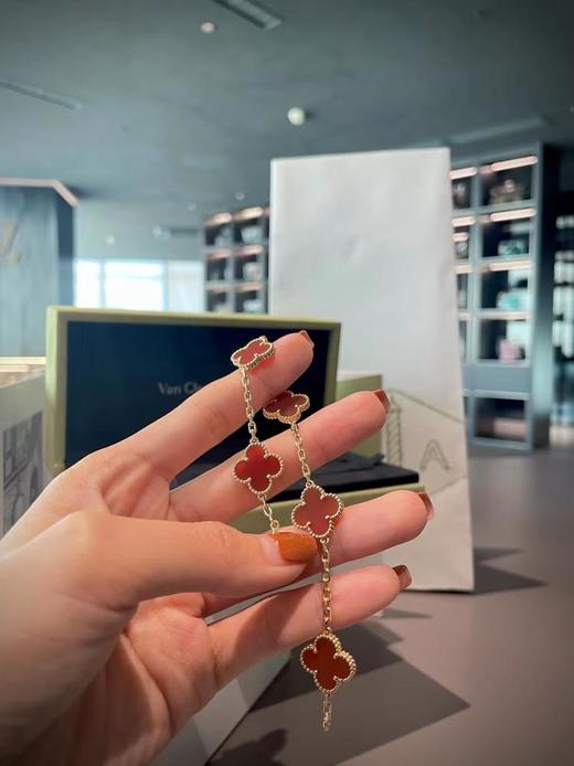 V金版【Z品定制级 1:1钢印 】VCA 梵克雅宝红玉髓五花手链 ​​​​ 公认的显白利器 让手腕看起来更白皙娇嫩，​​ 在“ 五花玄学 ”里，红玉髓象征着提升人缘和桃花运，能让你在人群中更受欢迎~ 商品图1