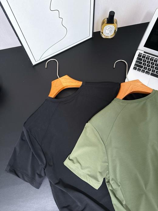 点此购买 On昂跑Trek夏季男士训练款运动短袖T恤 bk 344747 商品图12