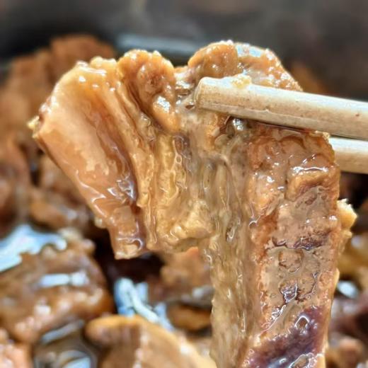 【高峰小黄牛】来自云南临沧大山，每天在海拔2000米的高山上“暴走”20公里，喝山泉水、吃中草药，肉质紧实得像健身教练，高蛋白、低脂肪，铁含量比普通黄牛高出一大截。 拒绝注水肉，拒绝冷冻僵肉。 商品图9