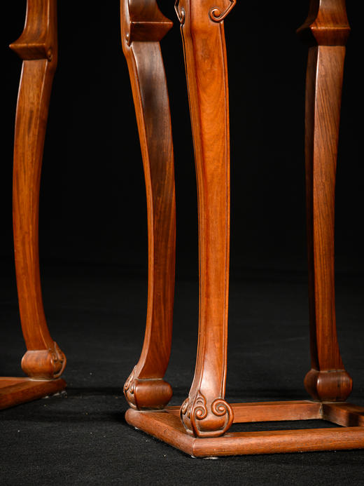 二十世纪	黄花梨卷草纹三弯腿带托泥方香几（一对） 商品图2