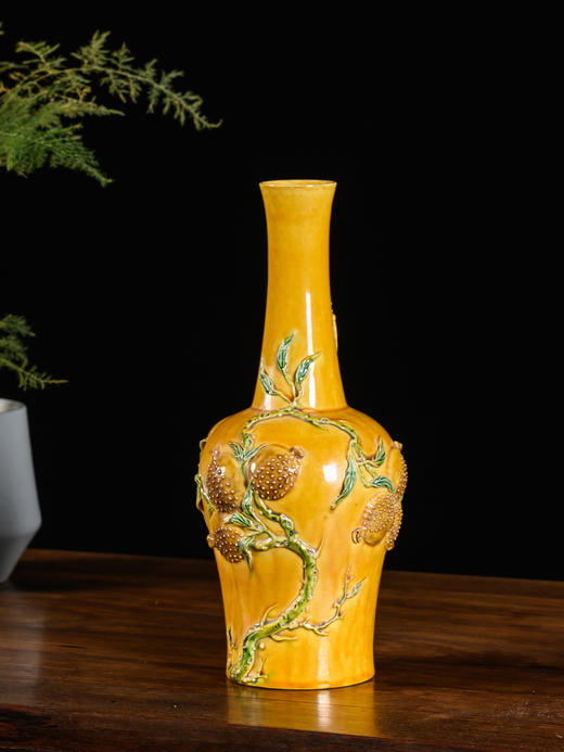 清	黄釉堆塑石榴纹长颈花瓶 商品图0