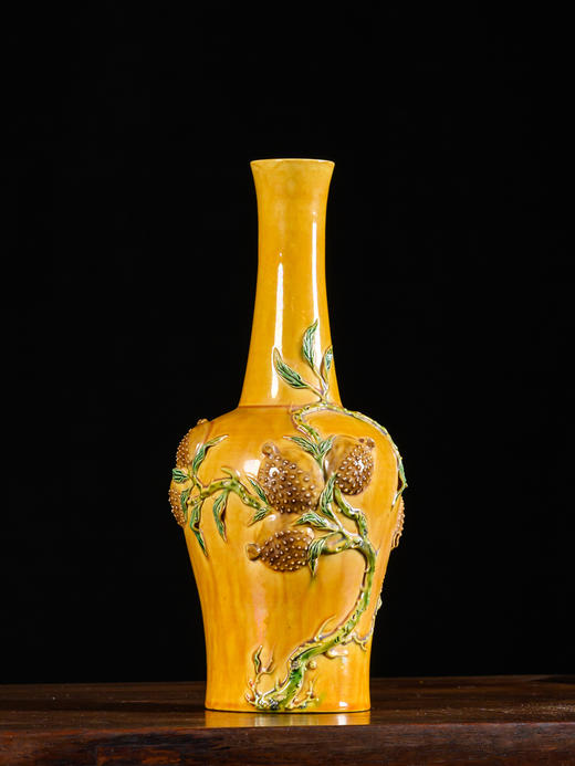 清	黄釉堆塑石榴纹长颈花瓶 商品图4