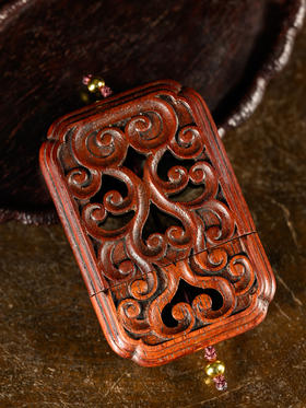 清	红木透雕卷草纹香囊
