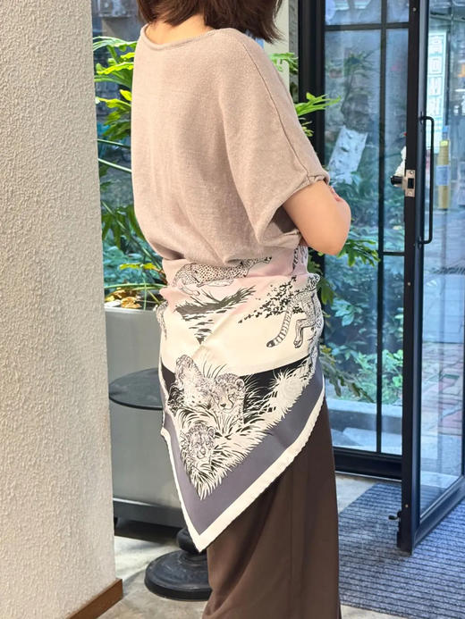爱马仕 猎豹印花 粉灰黑色 丝绸 丝巾 商品图3