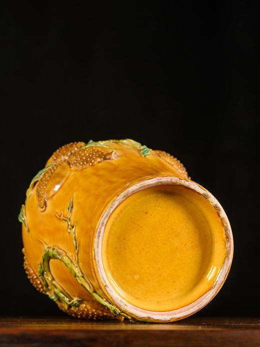 清	黄釉堆塑石榴纹长颈花瓶 商品图3