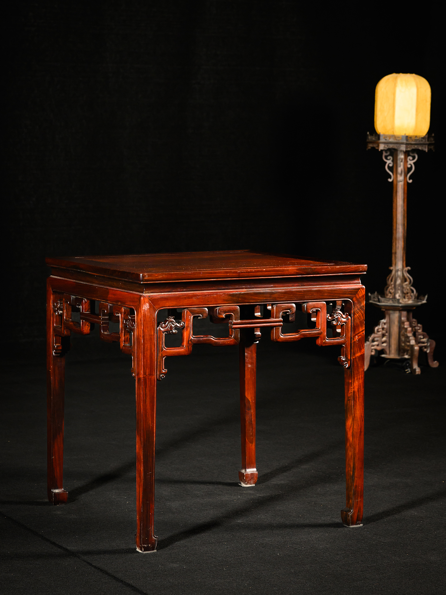 二十世纪	红木束腰马蹄腿拐子纹方桌