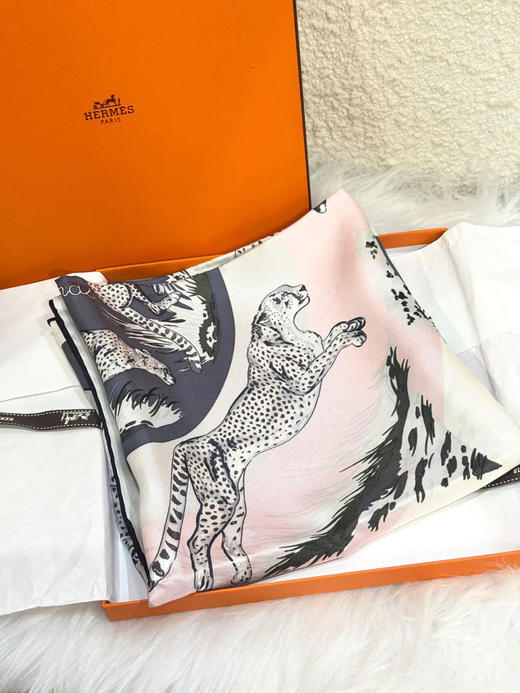 爱马仕 猎豹印花 粉灰黑色 丝绸 丝巾 商品图0