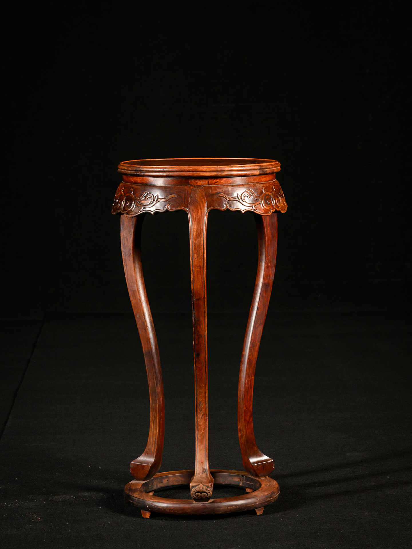 清	黄花梨束腰三弯腿带托泥圆香几