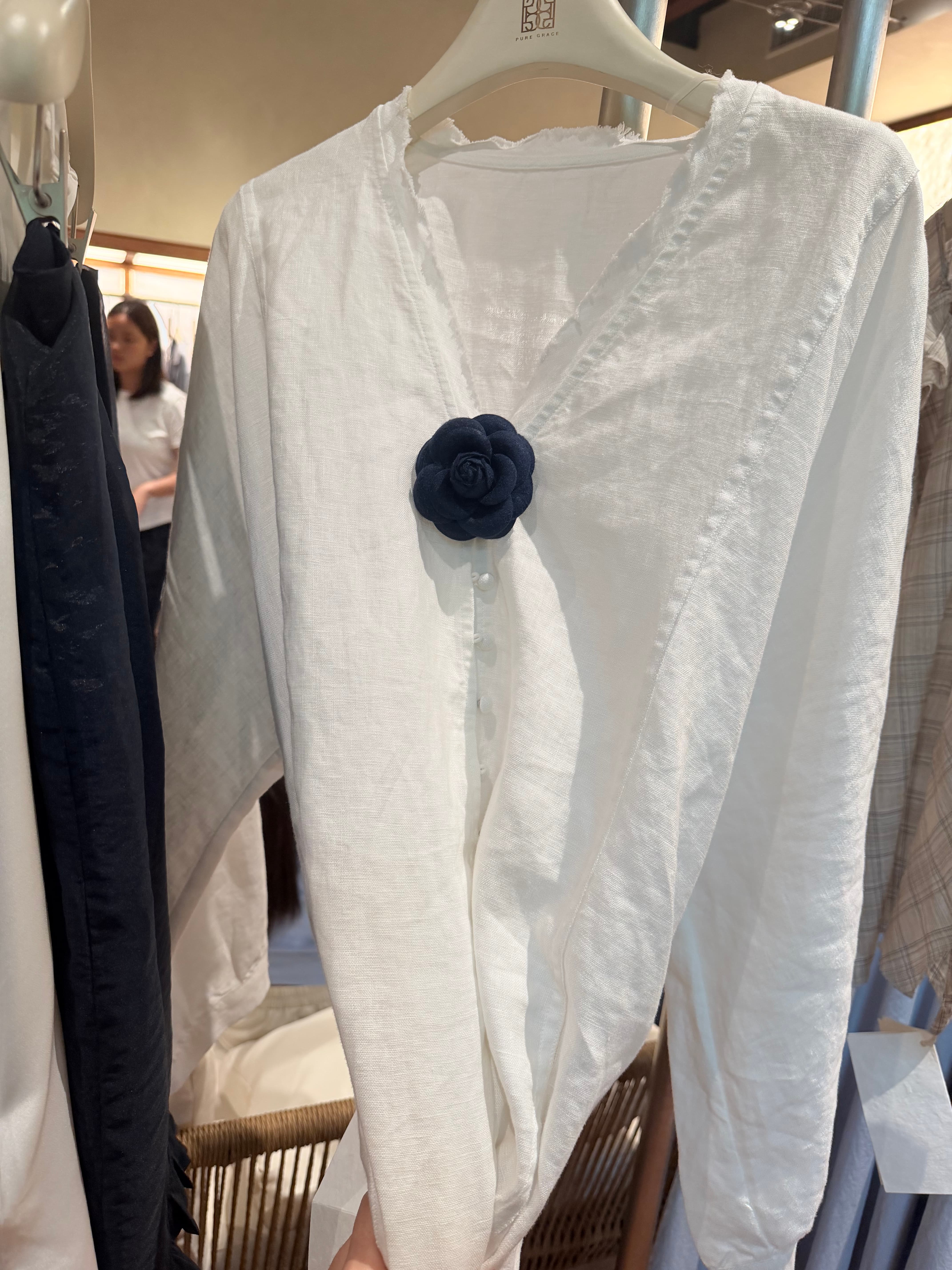 PIANAI冷小姐# 【首批送羊毛山茶花胸针】100%棉麻v领山茶花衬衣