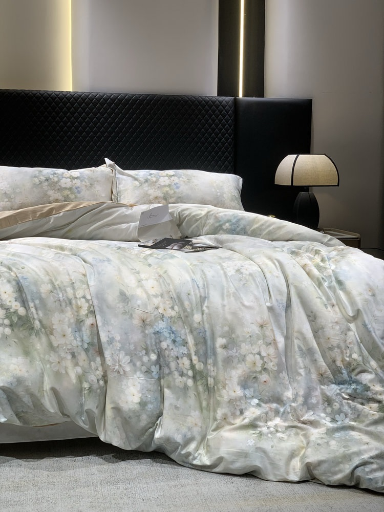 【多妈团购 水家专柜千元级100支新疆长绒贡缎四件套】柔软温润 吸湿能力强，和专柜一模一样的品质，摸上去像绸缎一样丝滑，贴肤凉丝丝的，夏天盖超舒服-圆圆家纺