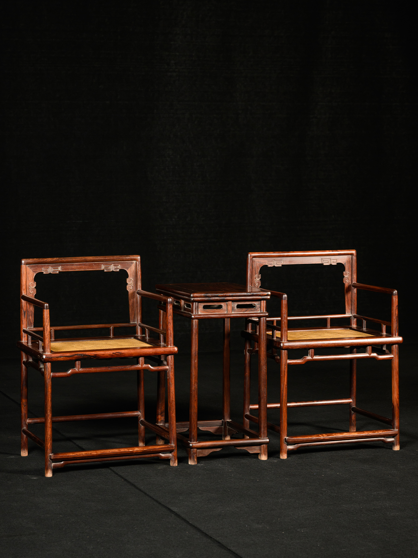 清	红木券口靠背玫瑰椅成套（两椅一几）