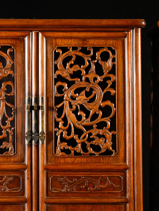 清中期	黄花梨透雕螭龙纹四抹门圆角柜（一对） 商品图1