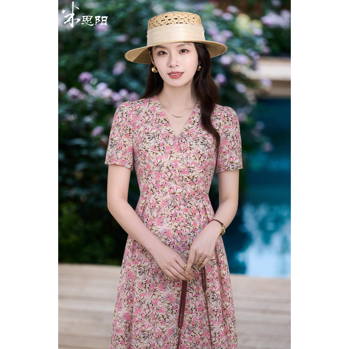 米思阳2026夏季新款优雅知性V领连衣裙收腰宽松碎花A字裙女1125