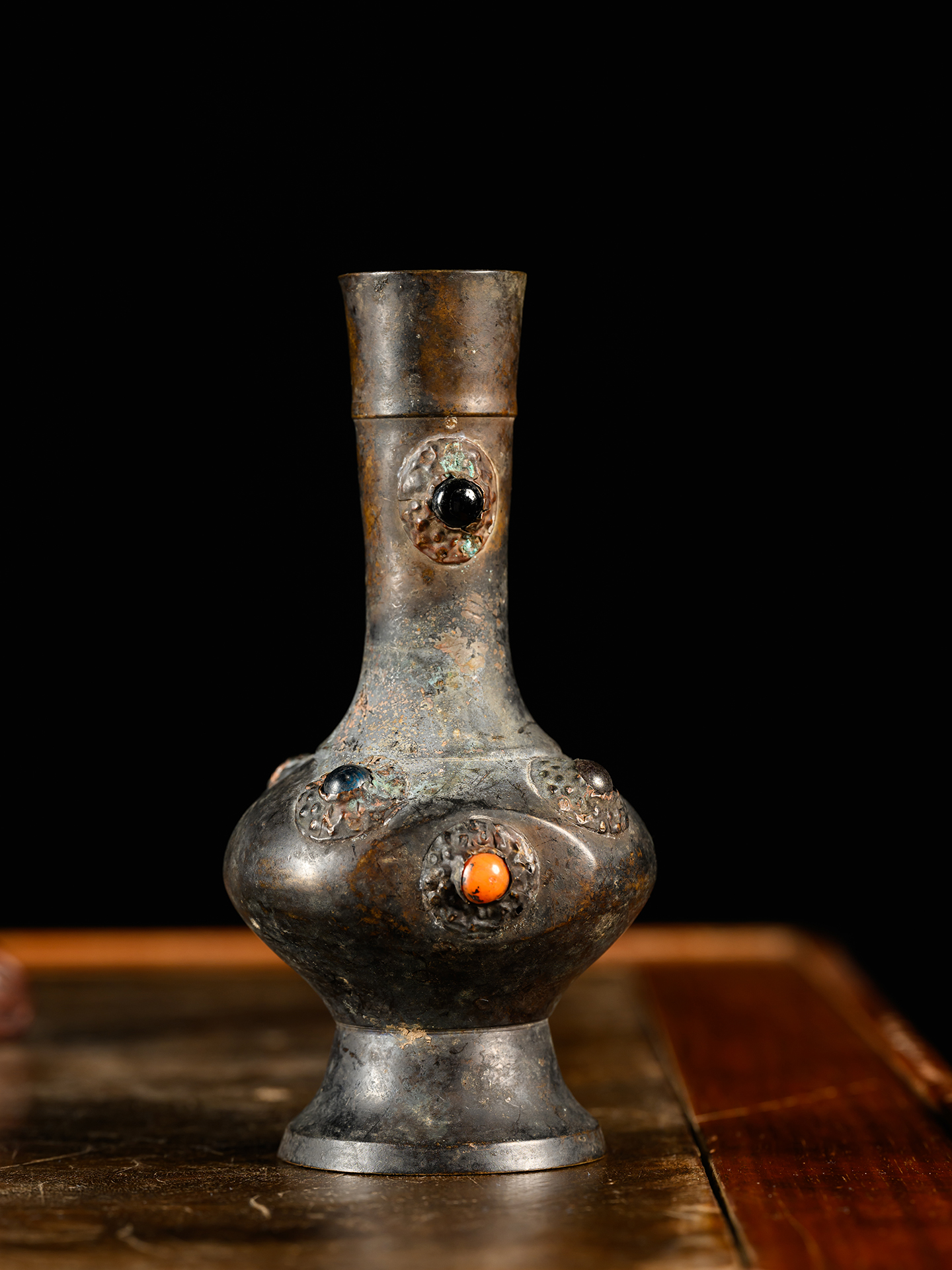 清	铜嵌宝石瓶摆件