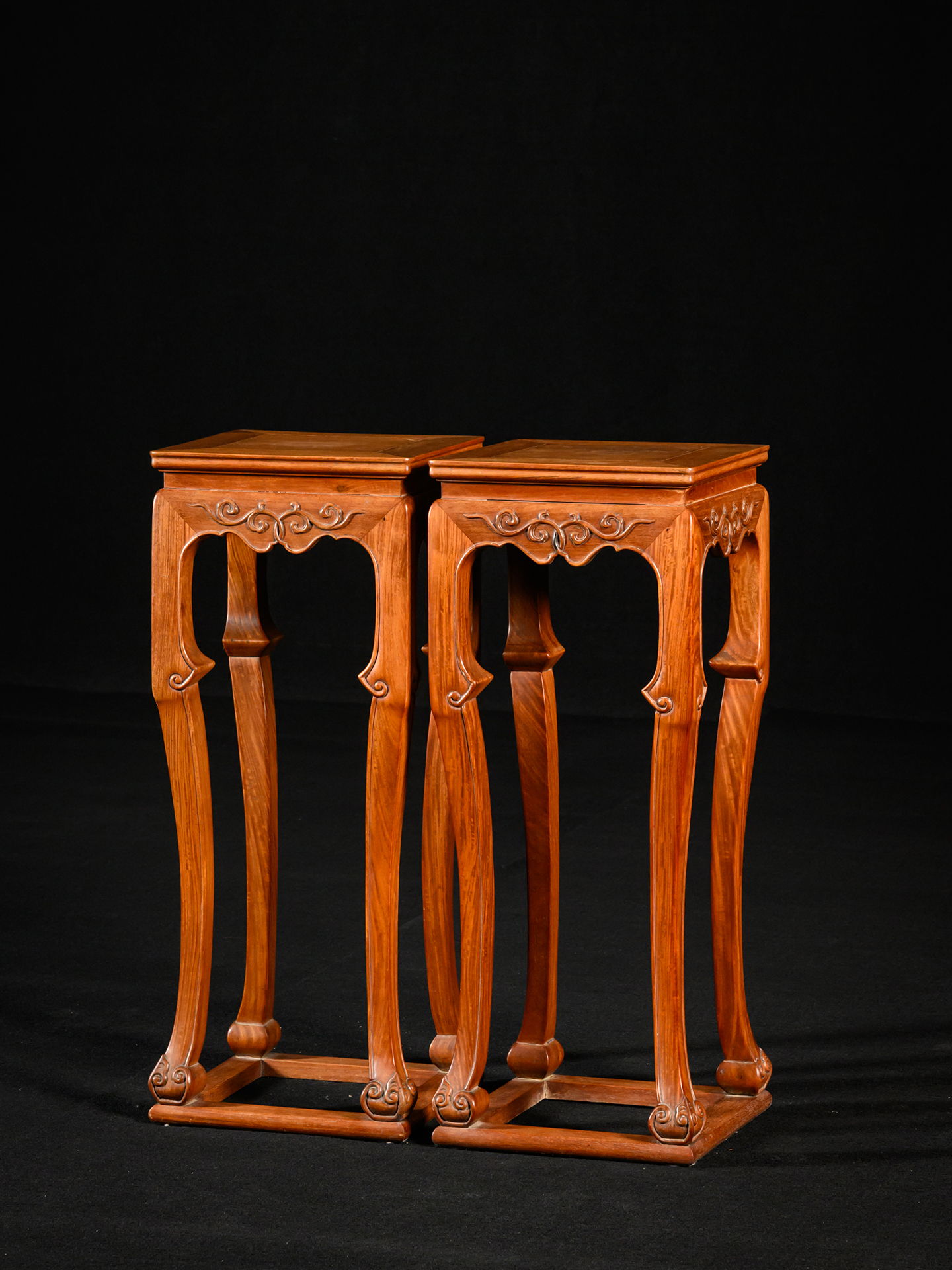 二十世纪	黄花梨卷草纹三弯腿带托泥方香几（一对）