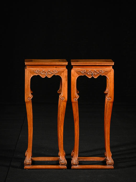 二十世纪	黄花梨卷草纹三弯腿带托泥方香几（一对） 商品图4