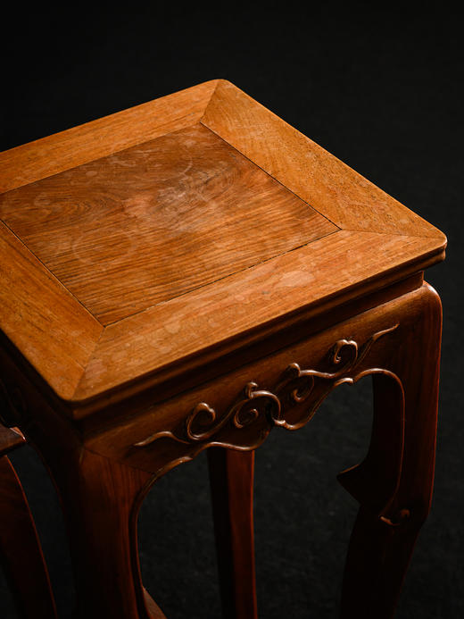 二十世纪	黄花梨卷草纹三弯腿带托泥方香几（一对） 商品图3