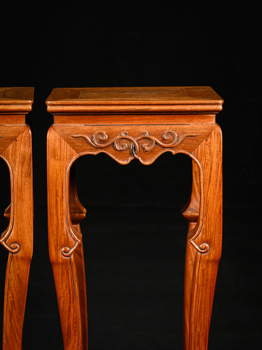 二十世纪	黄花梨卷草纹三弯腿带托泥方香几（一对） 商品图1