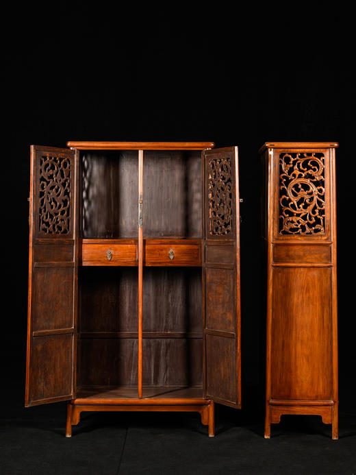 清中期	黄花梨透雕螭龙纹四抹门圆角柜（一对） 商品图3