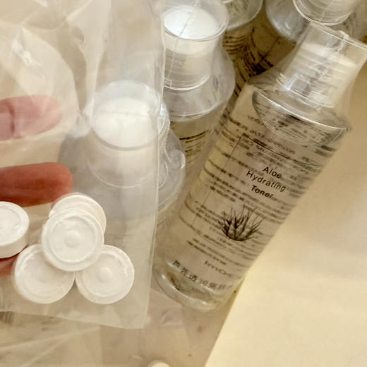 【新鲜入库，加送五个压缩面膜】300ml巨量芦荟水天芦荟叶水 紫球藻 雪耳萃取 生物糖胶和乳酸菌发酵产物 温和补水维稳 多元醇防腐体系不刺激 可以晒后水膜缓解，也可以妆前局部快速湿敷服帖上妆 商品图1