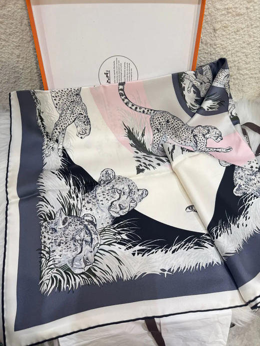 爱马仕 猎豹印花 粉灰黑色 丝绸 丝巾 商品图1