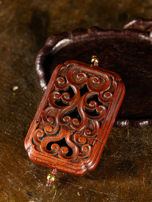 清	红木透雕卷草纹香囊 商品图1